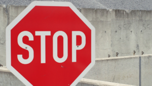 Riconoscere il segnale di stop nel poker. Ecco 4 mani per farlo