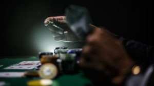Agenzie di scommesse in lockdown e Decreto Dignità: 4 milioni di italiani sono passati ai .com e alle bische