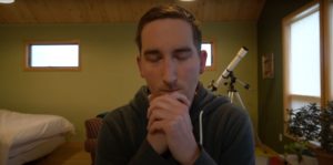 Vince un torneo in diretta streaming con l'account dell'amico, la room gli confisca il premio