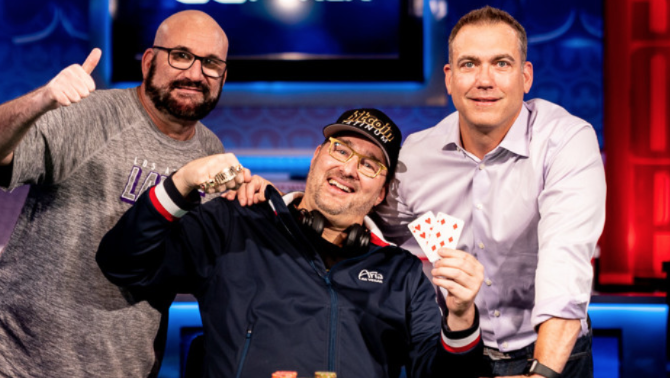 Phil Hellmuth con Mike Matusow e Brian Balsbaugh (Courtesy Pokernews & Melissa Haereiti)