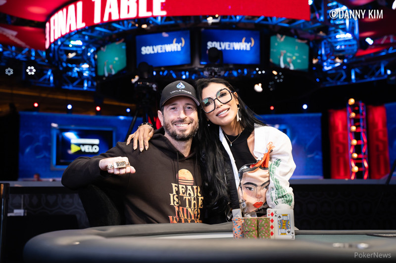 Brian Rast festeggia con la moglie (Courtesy of Danny Kim - PokerNews)