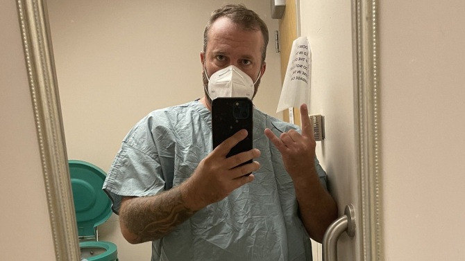 Michael Graydon in una foto pubblicata su Twitter dopo l'ultima risonanza magnetica)