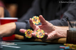 Il controllo delle emozioni nei tornei di poker dal vivo