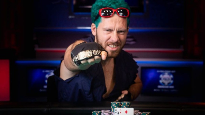 Dan Cates festeggia a modo suo (Courtesy of Rachel Kay Miller - PokerNews)