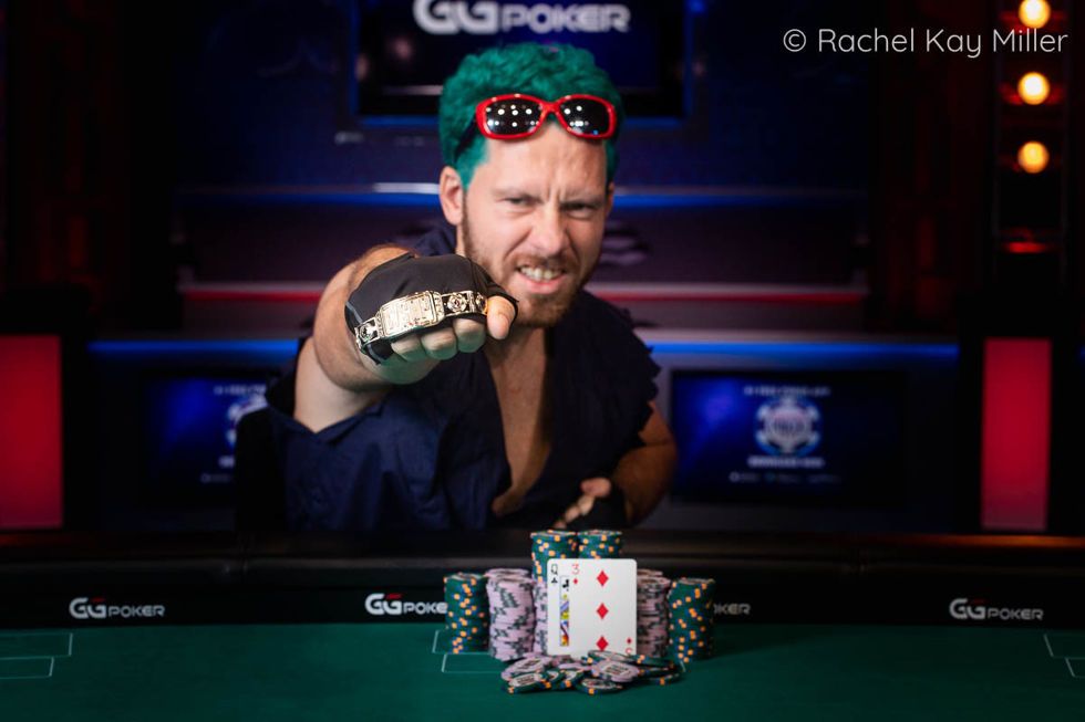 Dan Cates festeggia a modo suo (Courtesy of Rachel Kay Miller - PokerNews)