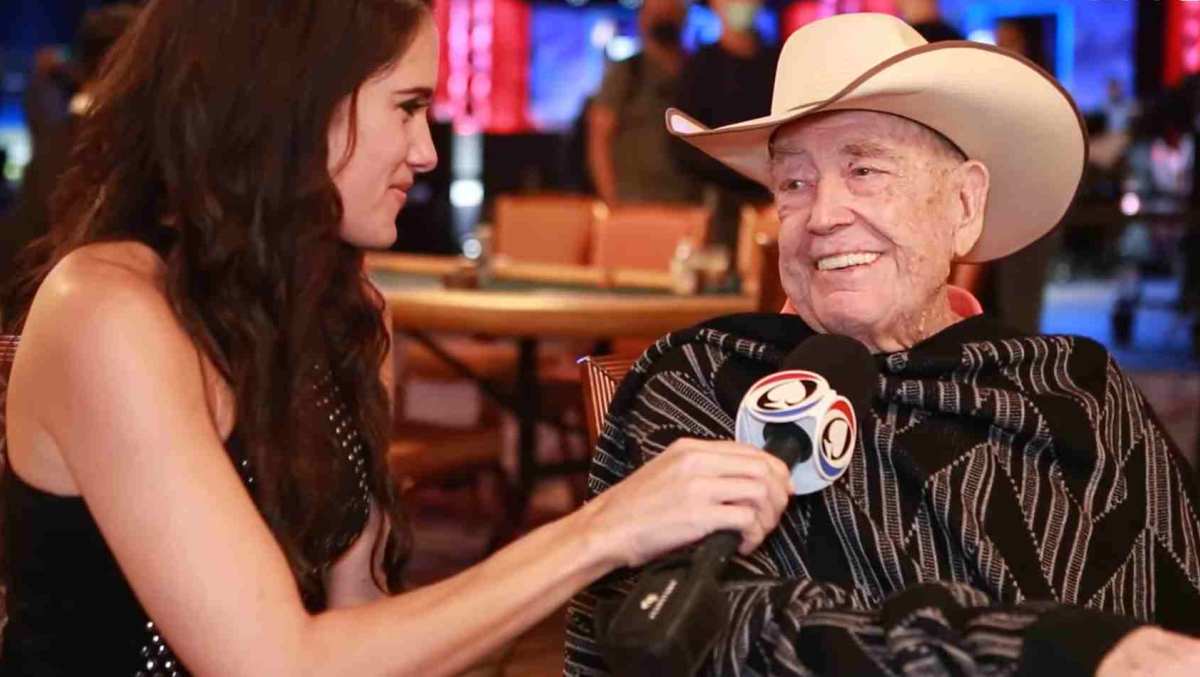 Doyle Brunson intervistato da Tiffany Michelle (Courtesy PokerNews)