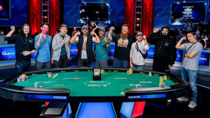 I finalisti sistemati in ordine di posto: da sinistra East, Aldemir, Oliver, Secilmis, Holmes, Bianchi, Remitio, Lococo, Park (courtesy PokerNews & Melissa Haereiti)