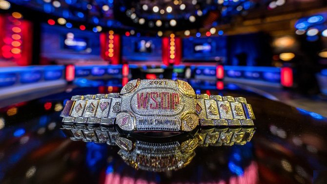 Il braccialetto che verrà assegnato al WSOP Main Event 2021 (Courtesy PokerNews & Hayley Hochstetler)