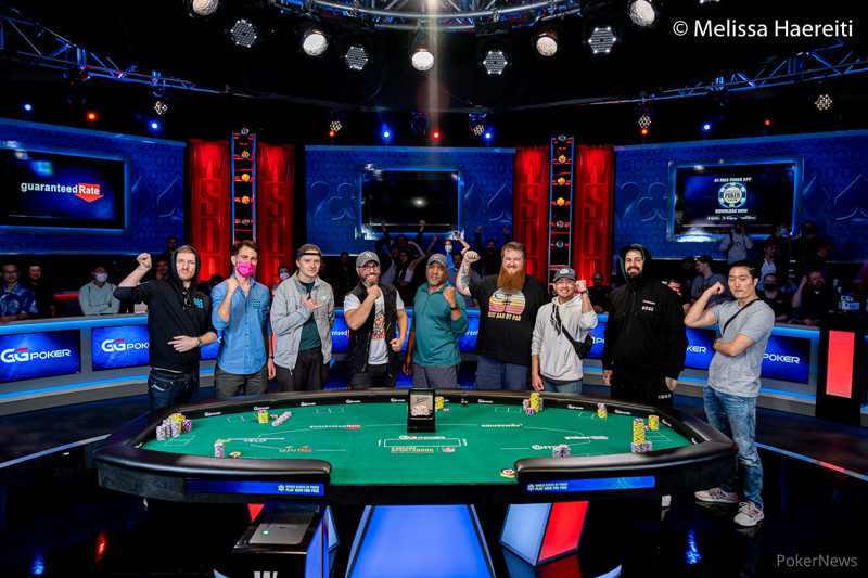 I finalisti sistemati in ordine di posto: da sinistra East, Aldemir, Oliver, Secilmis, Holmes, Bianchi, Remitio, Lococo, Park (courtesy PokerNews & Melissa Haereiti)