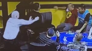 Il momento dello schiaffo a Sam Farha ripreso dalle telecamere interne della Legend Poker Room