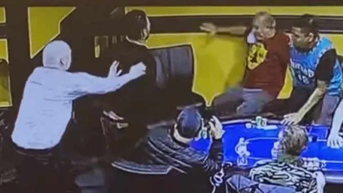 Il momento dello schiaffo a Sam Farha ripreso dalle telecamere interne della Legend Poker Room