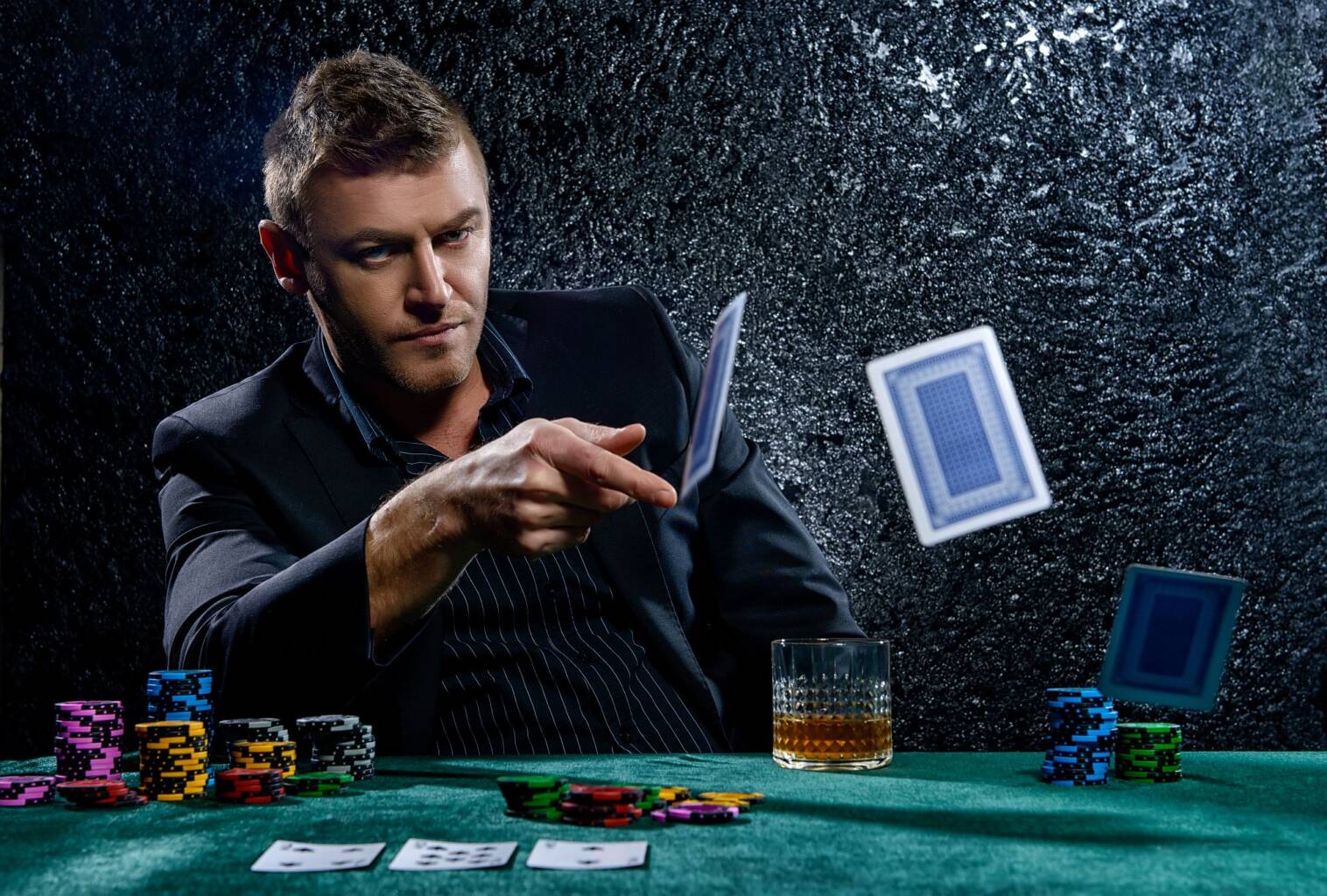 Poker Muck (photo shutterstock)