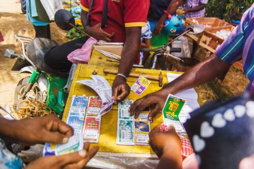 Lotteria truccata? Il partito politico più fortunato del Mondo in India, i parenti vincono tutti jackpot milionari!