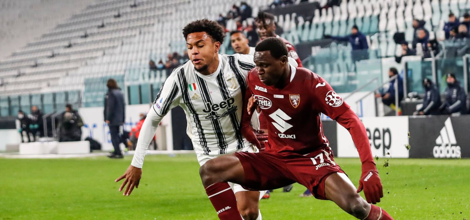 McKennie contro Singo in Torino-Juventus (Photo Shutterstock)