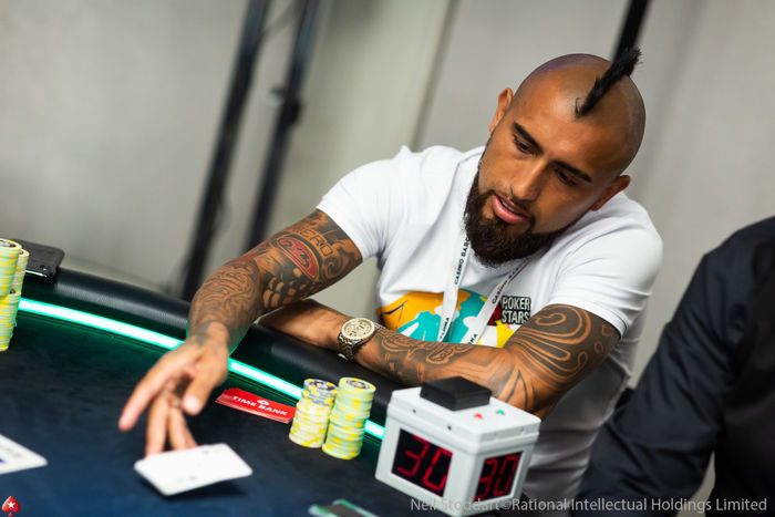 Arturo Vidal al tavolo da poker