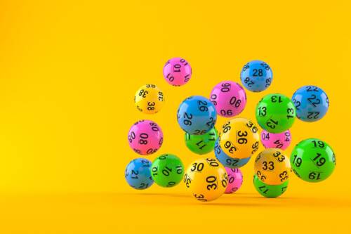 Vince alla lotteria insieme agli amici, ma si prende tutto il premio milionario: querelato