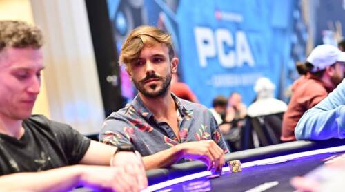 Allin UTG 7 left a un ricco final table online: che facciamo con AKs?