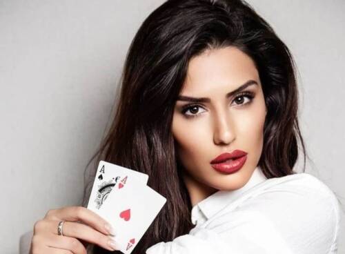 "Miss Iran" Melika Razavi: quando una donna iraniana si emancipa grazie al poker e la moda