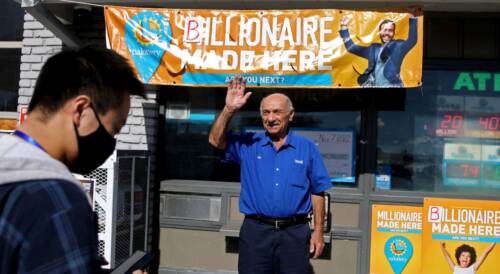 Svelato il vincitore del Powerball da $2 miliardi: compra villa a Hollywood per $25 milioni ma c'è un giallo...