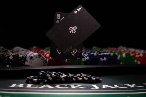 Collusion con un dealer a Blackjack: in 4 vincevano al casinò. Contare le carte è lecito?