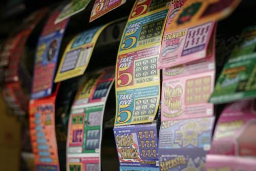 Edwin Castro vince $2 miliardi alla lotteria ma gli viene contestata la vincita: il biglietto è stato rubato?