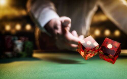 Las Vegas: 4 players vincono $225.000 ai craps con la tecnica dello "dice sliding"