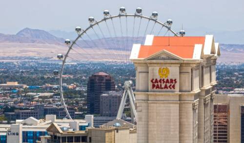 Paura a Las Vegas: uomo armato distrugge il Caesars Palace e rapisce una donna, assalto della SWAT