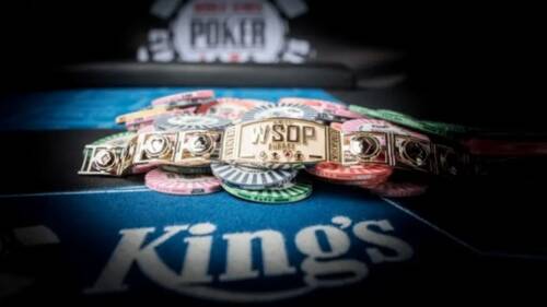 Guarda Simone Andrian ed Enrico Camosci al tavolo finale del Main Event WSOPE in diretta streaming a carte scoperte!