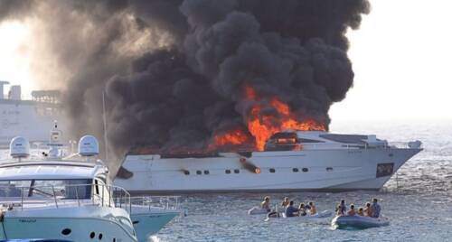 Lo Yacht extra lusso da 27 metri del giocatore di poker “The Lion” prende fuoco: in mare 17 persone (video)