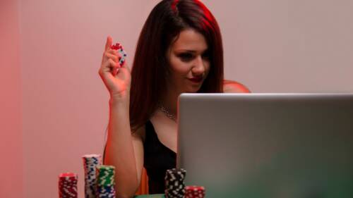 Donna vince €154mila a poker (ma li riperde tutti) e viene denunciata per il Reddito di Cittadinanza: il suo profilo