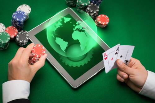 Liquidità internazionale (.com) nel poker online italiano in discussione alla Camera, la proposta di una room