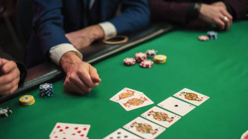 Cash Game, altro episodio spiacevole: dealer prende le carte al posto 9 dopo un call e succede un putiferio
