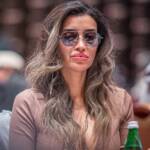 La Lew vince il suo 1° torneo dopo la mano con J-4 e cambia le carte per la foto di rito