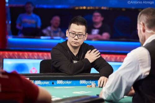 Non sente la sveglia e arriva al day 2 ritrovandosi con mezzo buio: la disavventura WSOP di Anson Tsang