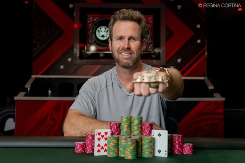 WSOP 2024: John Racener vince il suo 2° braccialetto con la Brunson, 10 e 2!