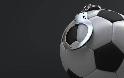 Scandalo dei cartellini gialli: in manette tre calciatori. Il Boss turco delle scommesse arrestato a Forte dei Marmi
