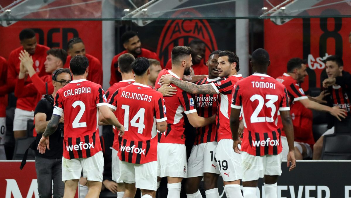 Il milan con la nuova maglia della stagione 24/25