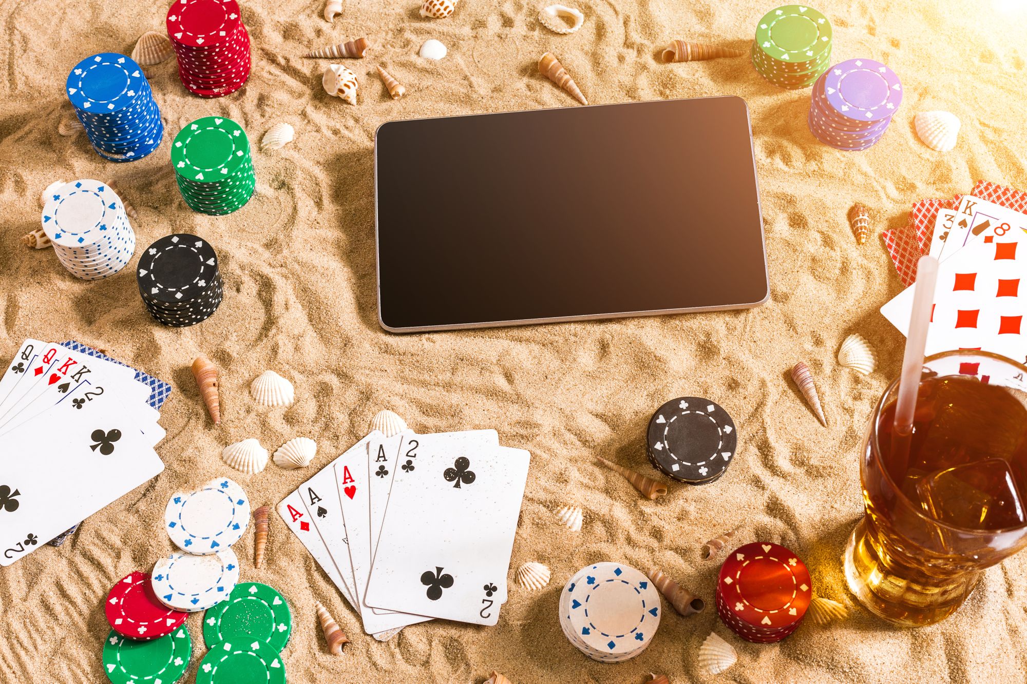 poker-spiaggia-shutterstock_670181503.jpg