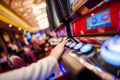 Las Vegas: poker player arrestato mentre gioca alle Slot, ora chiede risarcimento da $12 milioni