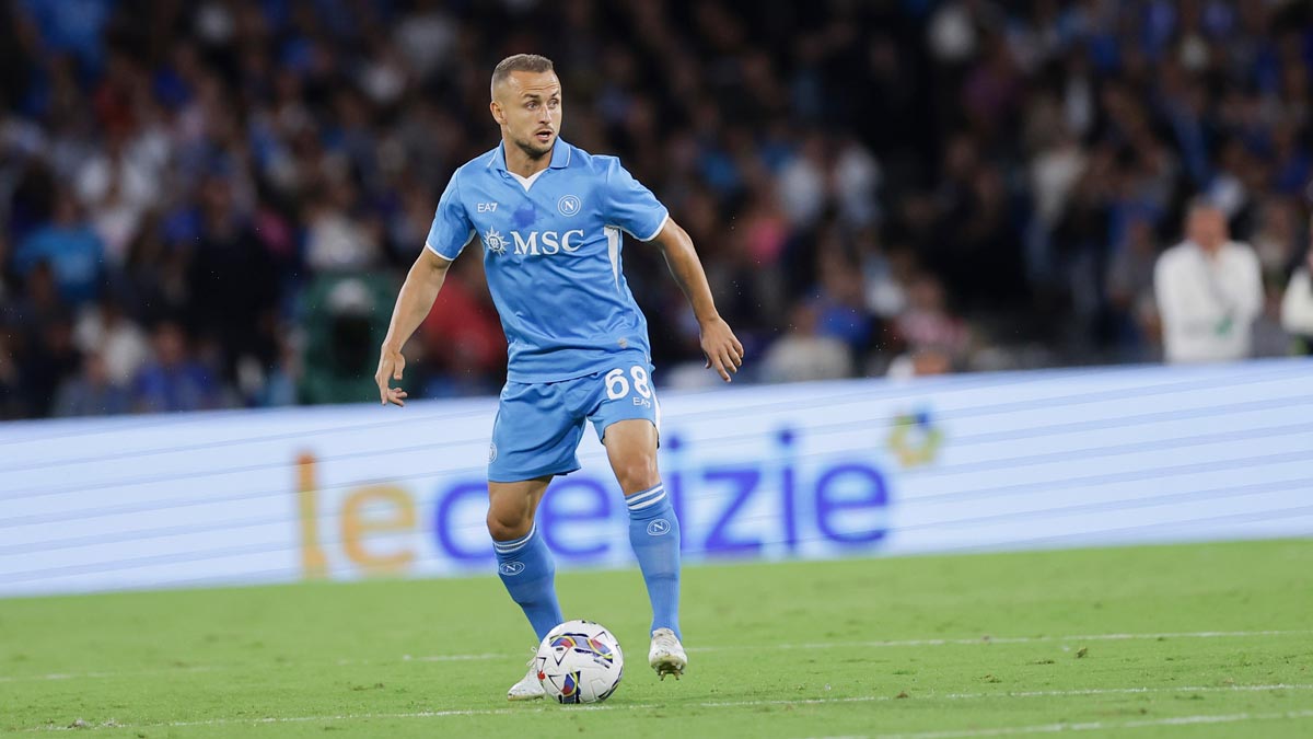 lobotka in azione con la maglia del napoli