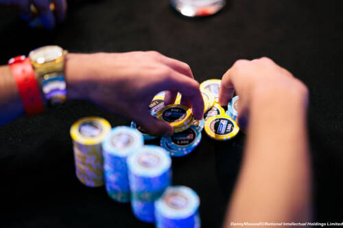 Dealer accusato di rubare chips dai tavoli in cui dava le carte!