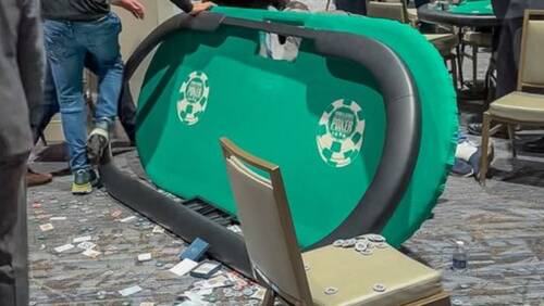 Uomo rovescia i tavoli durante Main WSOP Circuit: panico, poi il torneo riprende