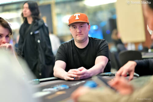 WSOP 2025, incredibile Texas Mike: va All In al buio e viene chiamato da JJ, QQ, KK e AA, tutti in fila!