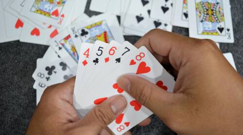 7 giochi di carte perfetti per i lunghi viaggi in treno o aereo