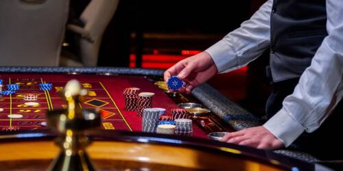 Dealer ruba le fiches al casinò, il marito le incassa: arriva l' accusa di appropriazione indebita