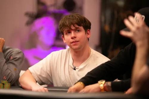 Poker live: l'avversario overpusha, con colore nuts lascia decidere al caso se chiamare!