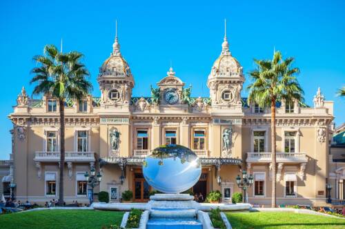 Vietato scattare selfie e video davanti al Casinò di Montecarlo: multe fino a €5.000
