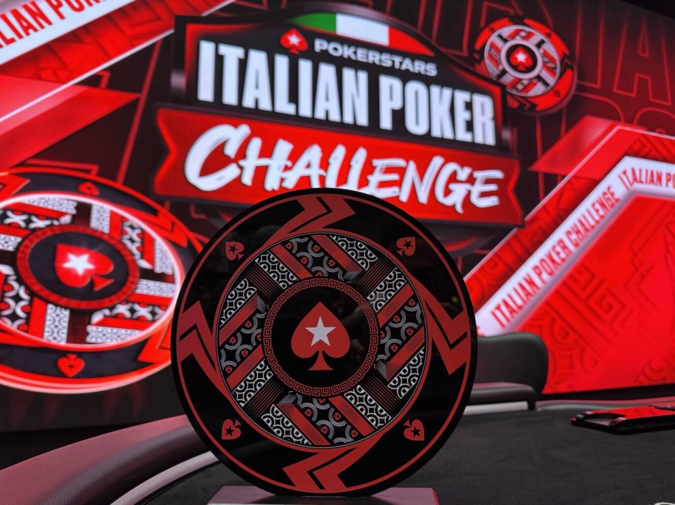 Trofeo dell’Italian Poker Challenge davanti al backdrop ufficiale PokerStars a Campione