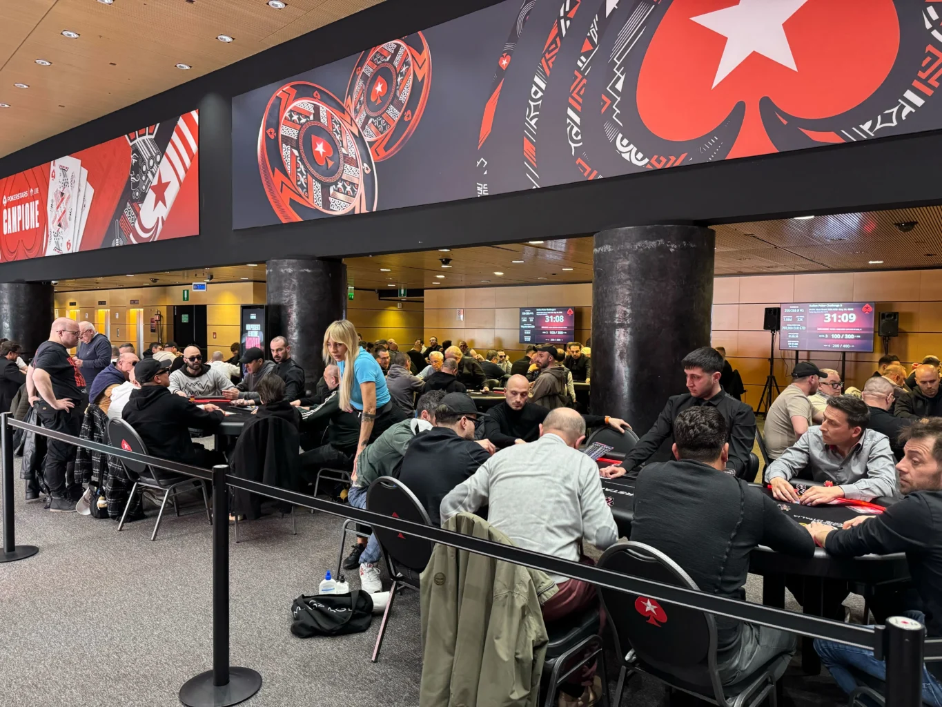 Sala dell’Italian Poker Challenge a Campione durante il Day 1 con tavoli pieni e giocatori in azione