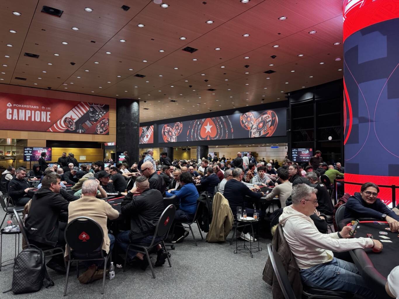 Panoramica della poker room di Campione durante l’Italian Poker Challenge con tavoli pieni e giocatori in azione